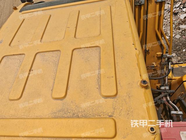 行走控制手柄和踏板?俯拍（駕駛室部分）