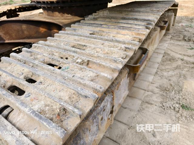 單側(cè)履帶整體(整機(jī)外觀) 單側(cè)履帶整體(整機(jī)外觀)