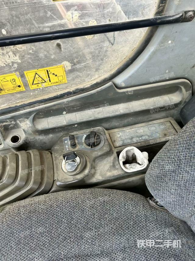 座椅左侧控制台/音响/含左手柄（驾驶室部分）