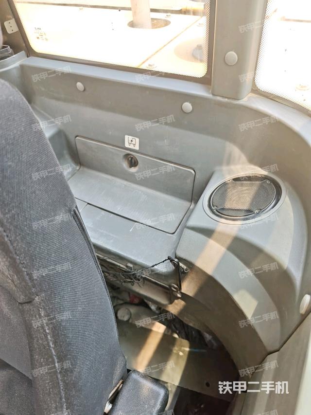 座椅右側(cè)控制臺(tái)/鑰匙門/油門/含右手柄（駕駛室部分）