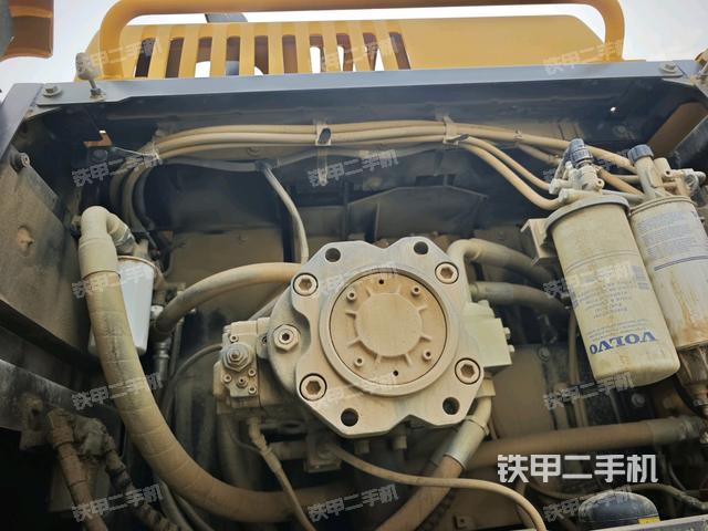 液壓泵艙室正面整體(整機外觀) 液壓泵艙室正面整體(整機外觀)