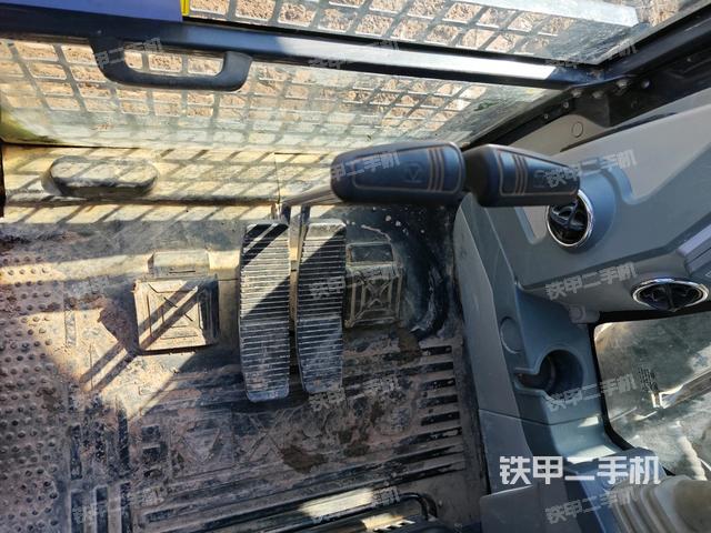 行走控制手柄和踏板 俯拍(驾驶室部分) 行走控制手柄和踏板 俯拍(驾驶室部分)