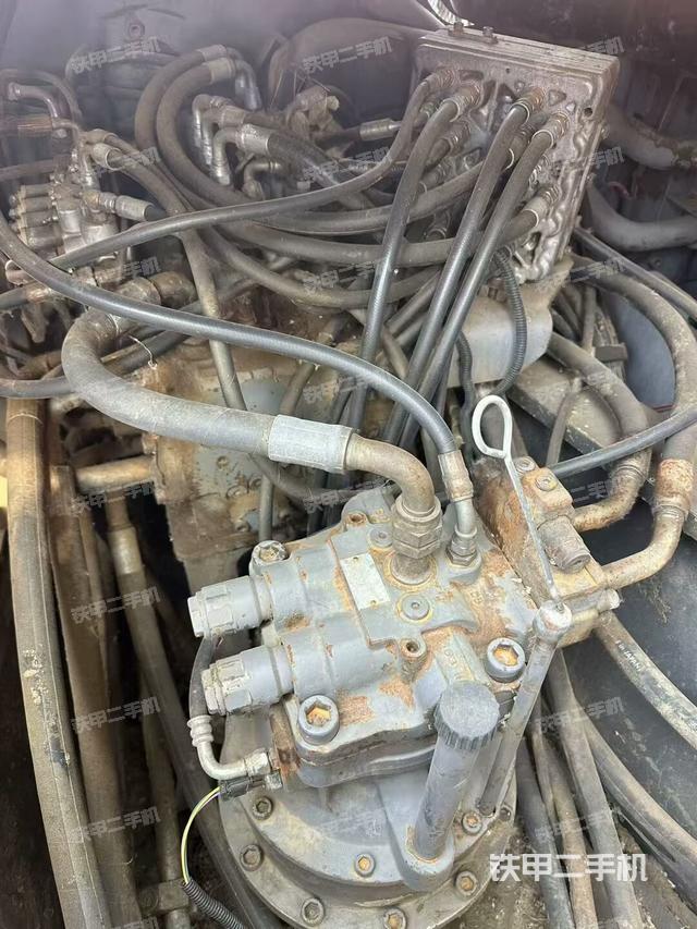 回转马达和主控阀(整机外观) 回转马达和主控阀(整机外观)