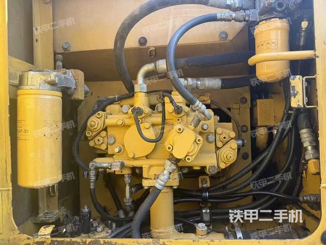 液壓泵艙室正面整體(整機(jī)外觀) 液壓泵艙室正面整體(整機(jī)外觀)