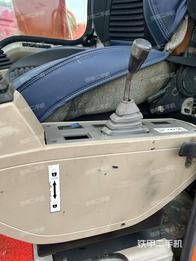 座椅左側(cè)控制臺/音響/含左手柄(駕駛室部分) 座椅左側(cè)控制臺/音響/含左手柄(駕駛室部分)