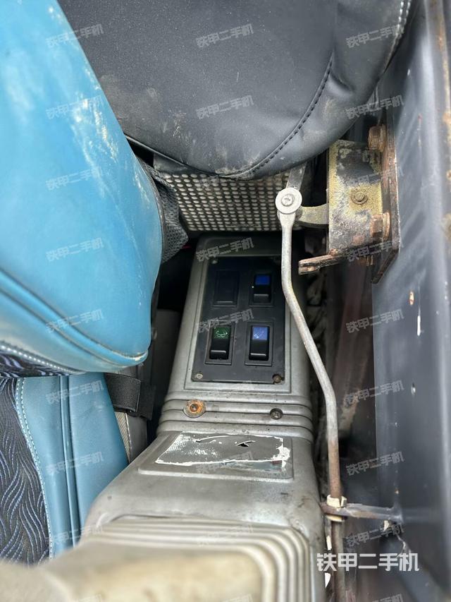 座椅右側(cè)控制臺(tái)/鑰匙門/油門/含右手柄（駕駛室部分）