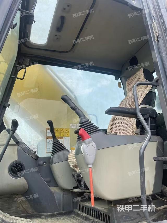 駕駛室整體(整機(jī)外觀) 駕駛室整體(整機(jī)外觀)