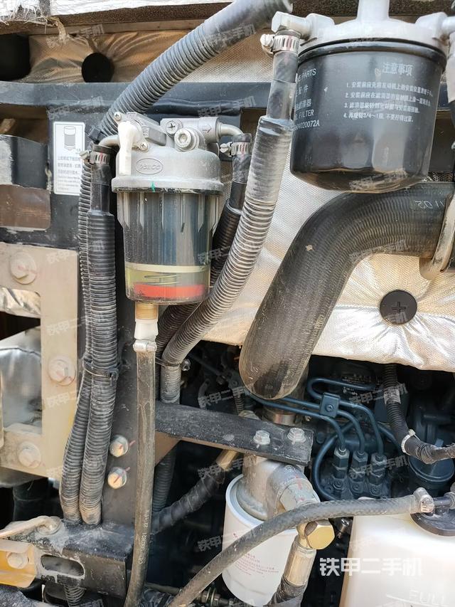 液壓泵艙室正面整體(整機(jī)外觀) 液壓泵艙室正面整體(整機(jī)外觀)