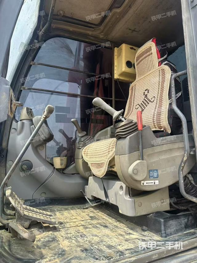 驾驶室整体(整机外观) 驾驶室整体(整机外观)