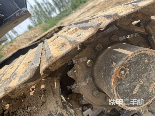 單側(cè)履帶整體(整機(jī)外觀) 單側(cè)履帶整體(整機(jī)外觀)