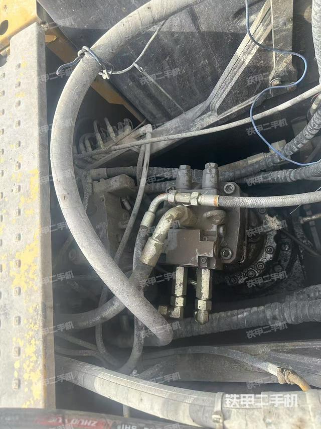 液压泵舱室正面整体（整机外观）