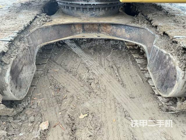 轉(zhuǎn)盤和下車架正前(工作和回轉(zhuǎn)裝置) 轉(zhuǎn)盤和下車架正前(工作和回轉(zhuǎn)裝置)