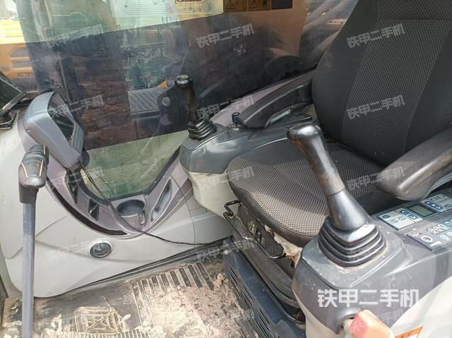 駕駛室整體(整機(jī)外觀) 駕駛室整體(整機(jī)外觀)