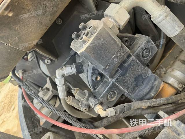 液壓泵艙室正面整體(整機(jī)外觀) 液壓泵艙室正面整體(整機(jī)外觀)