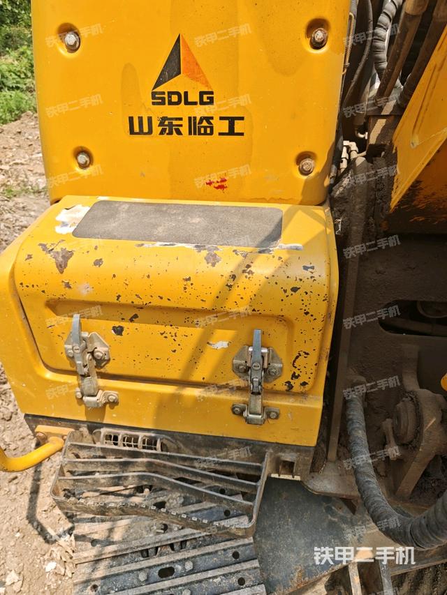 轉(zhuǎn)盤和下車架正前（工作和回轉(zhuǎn)裝置）