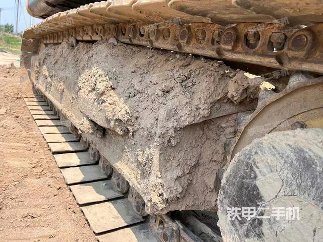 單側(cè)履帶整體(整機(jī)外觀) 單側(cè)履帶整體(整機(jī)外觀)