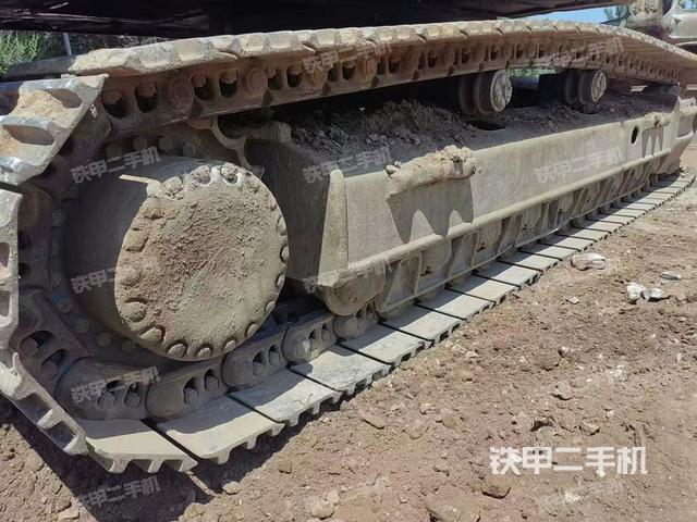 單側(cè)履帶整體(整機(jī)外觀) 單側(cè)履帶整體(整機(jī)外觀)