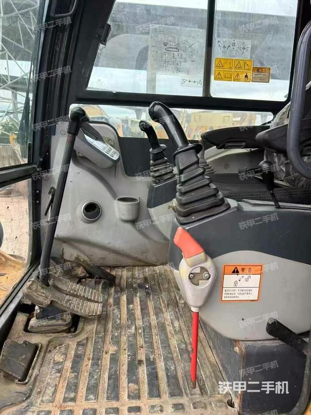 駕駛室整體(整機外觀) 駕駛室整體(整機外觀)