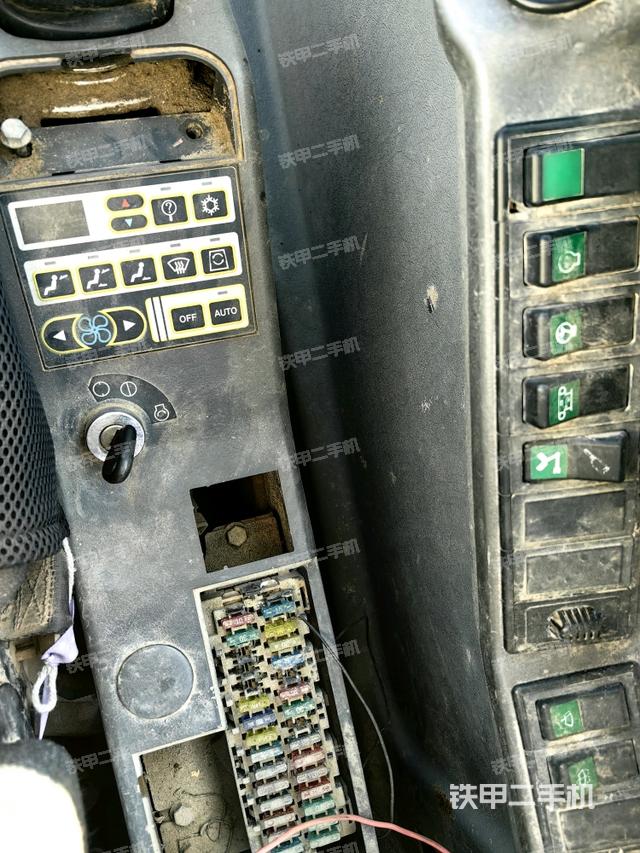 座椅左侧控制台/音响/含左手柄(驾驶室部分) 座椅左侧控制台/音响/含左手柄(驾驶室部分)