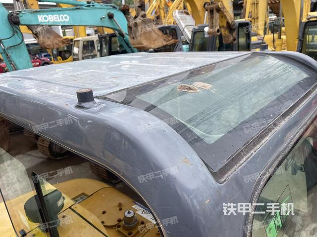 駕駛室頂部(整機(jī)外觀) 駕駛室頂部(整機(jī)外觀)