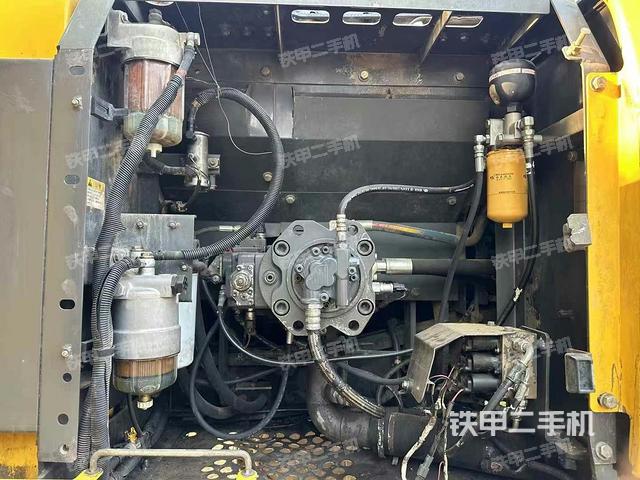 液压泵舱室正面整体(整机外观) 液压泵舱室正面整体(整机外观)