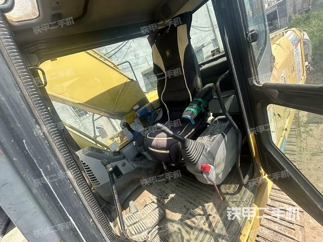 駕駛室整體(整機(jī)外觀) 駕駛室整體(整機(jī)外觀)