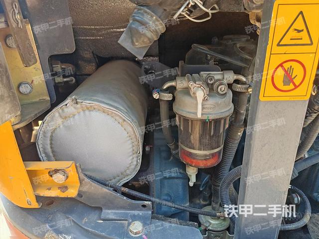 液壓泵艙室正面整體(整機外觀) 液壓泵艙室正面整體(整機外觀)