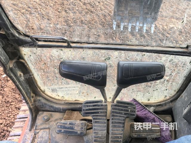行走控制手柄和踏板?俯拍(駕駛室部分) 行走控制手柄和踏板?俯拍(駕駛室部分)