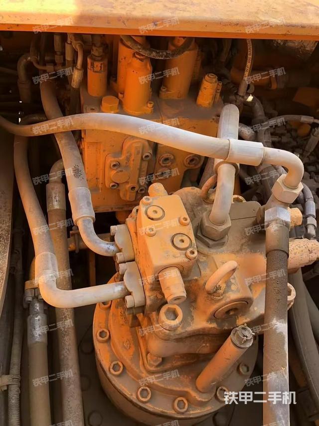 回转马达和主控阀（整机外观）