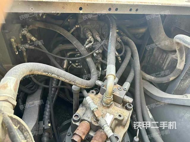 回转马达和主控阀(整机外观) 回转马达和主控阀(整机外观)