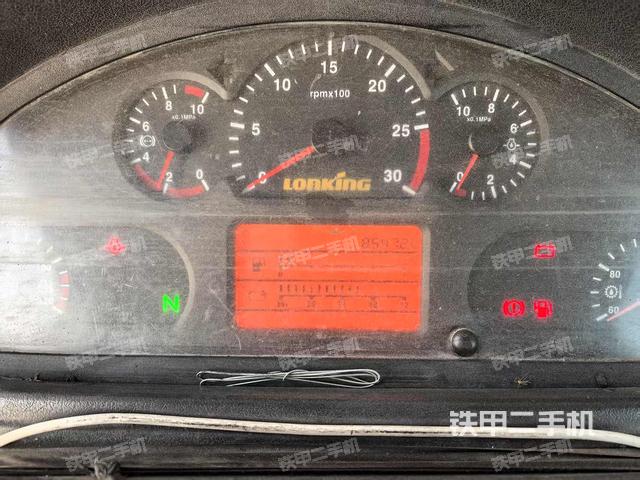 駕駛室工作臺(tái)(整機(jī)外觀及大件) 駕駛室工作臺(tái)(整機(jī)外觀及大件)