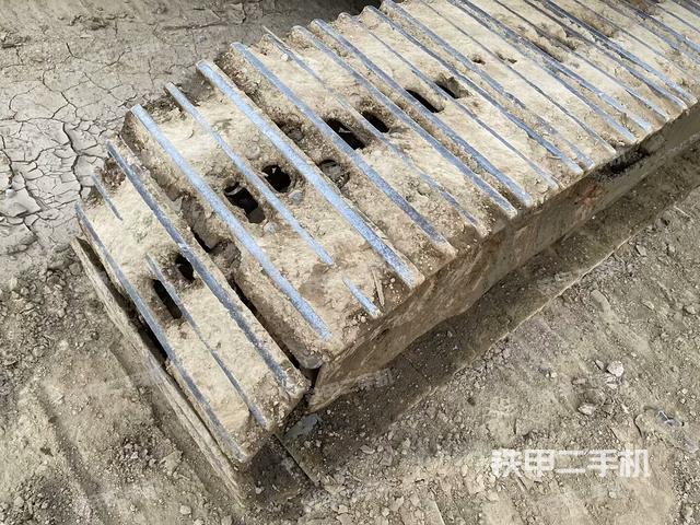 單側(cè)履帶整體(整機(jī)外觀) 單側(cè)履帶整體(整機(jī)外觀)