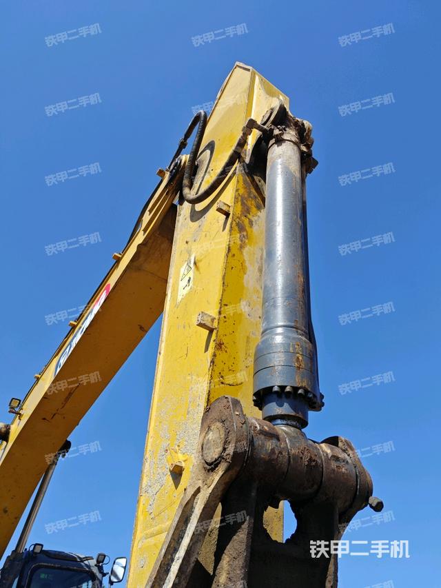 小臂整体右前(工作和回转装置) 小臂整体右前(工作和回转装置)