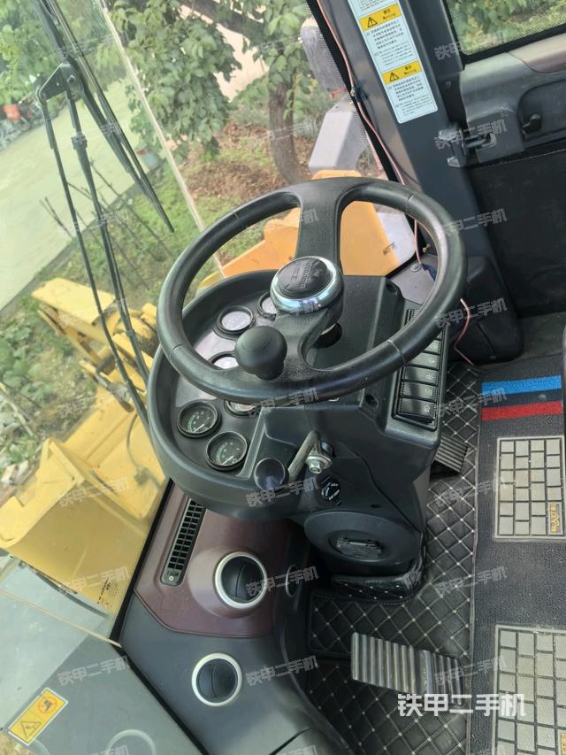 驾驶室内部（驾驶室部分）