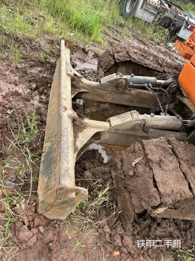 轉(zhuǎn)盤和下車架正前(工作和回轉(zhuǎn)裝置) 轉(zhuǎn)盤和下車架正前(工作和回轉(zhuǎn)裝置)