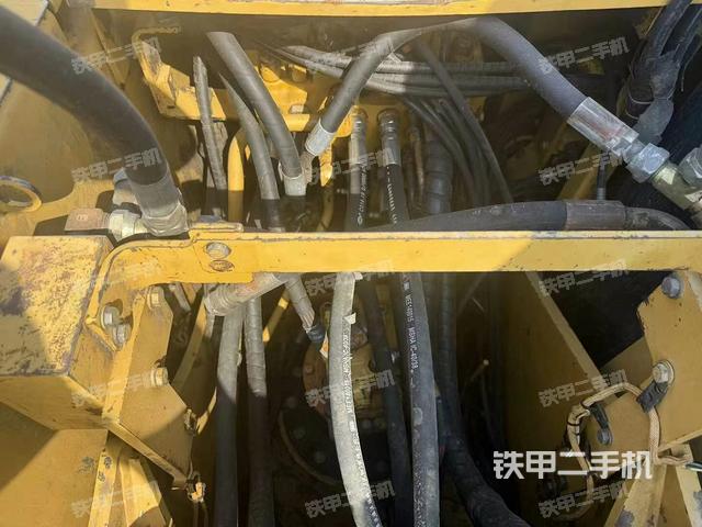 回轉(zhuǎn)馬達(dá)和主控閥(整機(jī)外觀) 回轉(zhuǎn)馬達(dá)和主控閥(整機(jī)外觀)