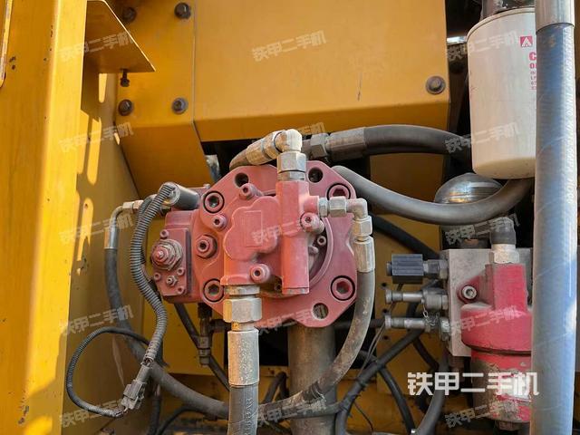 液压泵舱室正面整体(整机外观) 液压泵舱室正面整体(整机外观)