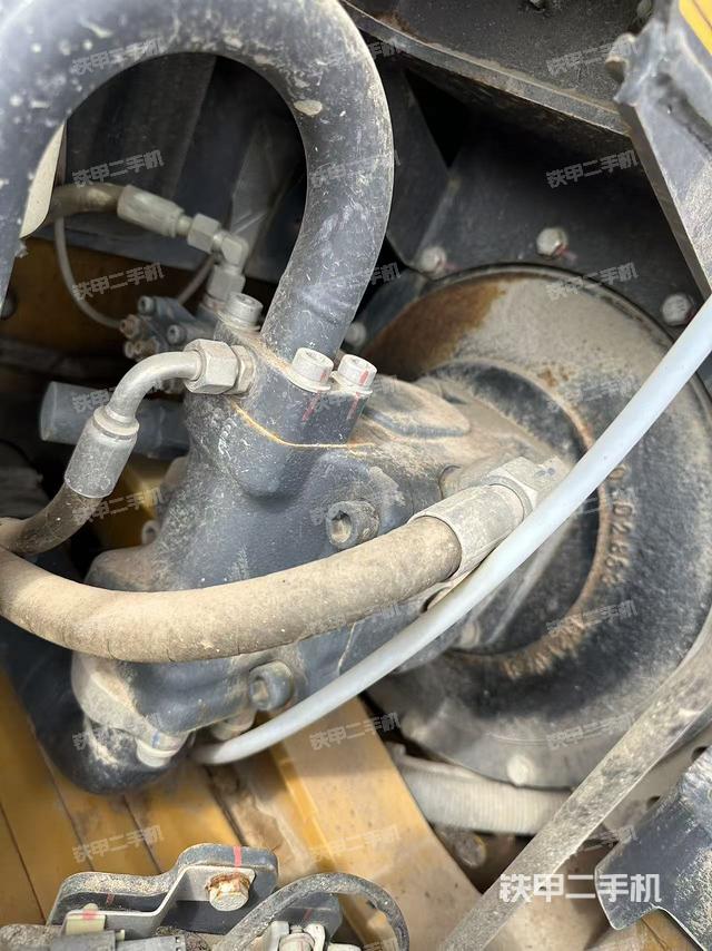 液壓泵艙室正面整體(整機外觀) 液壓泵艙室正面整體(整機外觀)