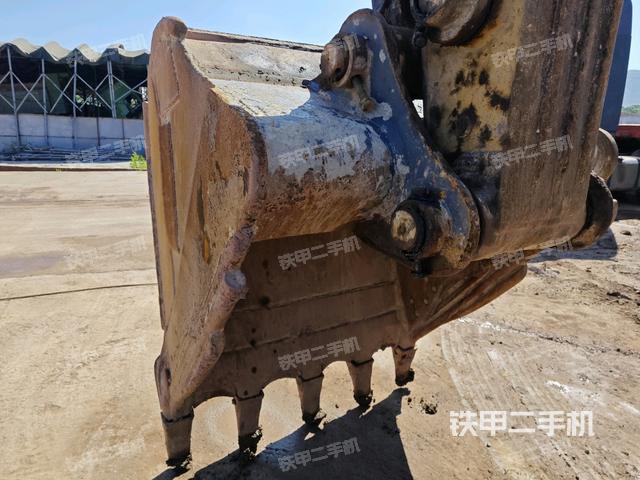 铲斗右后整体(工作和回转装置) 铲斗右后整体(工作和回转装置)