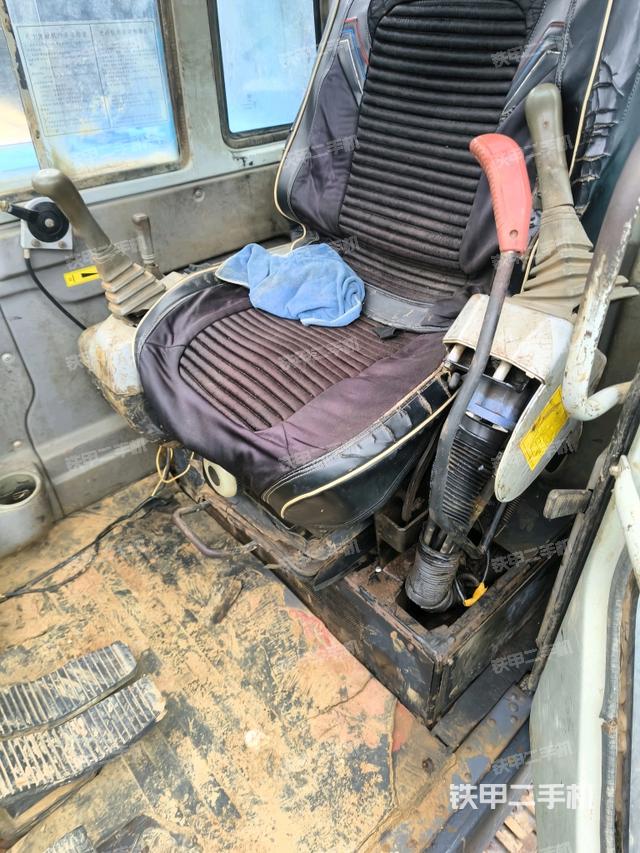 驾驶室整体(整机外观) 驾驶室整体(整机外观)