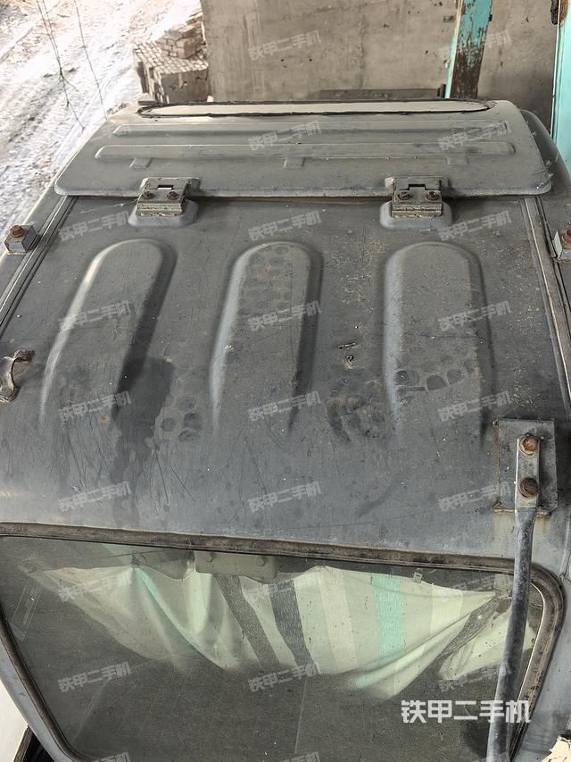 駕駛室頂部(整機(jī)外觀) 駕駛室頂部(整機(jī)外觀)