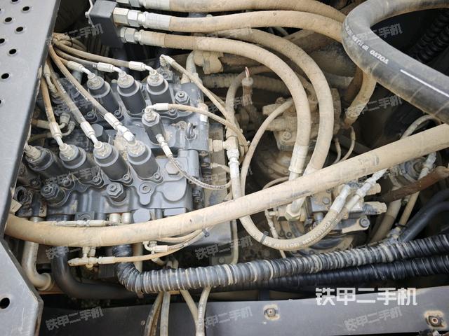 回轉馬達和主控閥(整機外觀) 回轉馬達和主控閥(整機外觀)