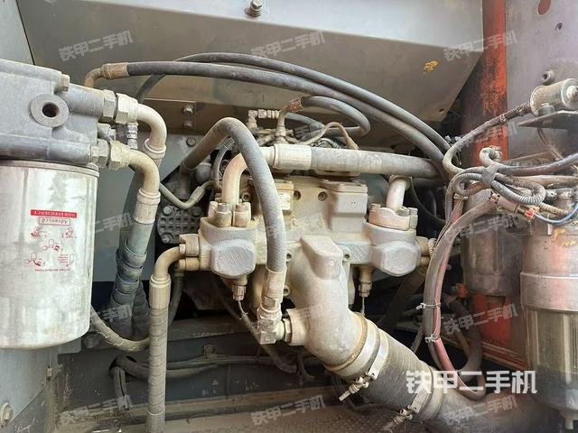 液压泵舱室正面整体(整机外观) 液压泵舱室正面整体(整机外观)