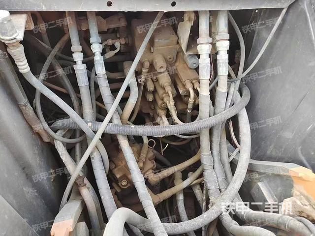 回轉(zhuǎn)馬達(dá)和主控閥（整機(jī)外觀）