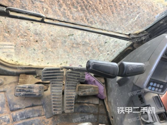 后窗玻璃角標(駕駛室部分) 后窗玻璃角標(駕駛室部分)