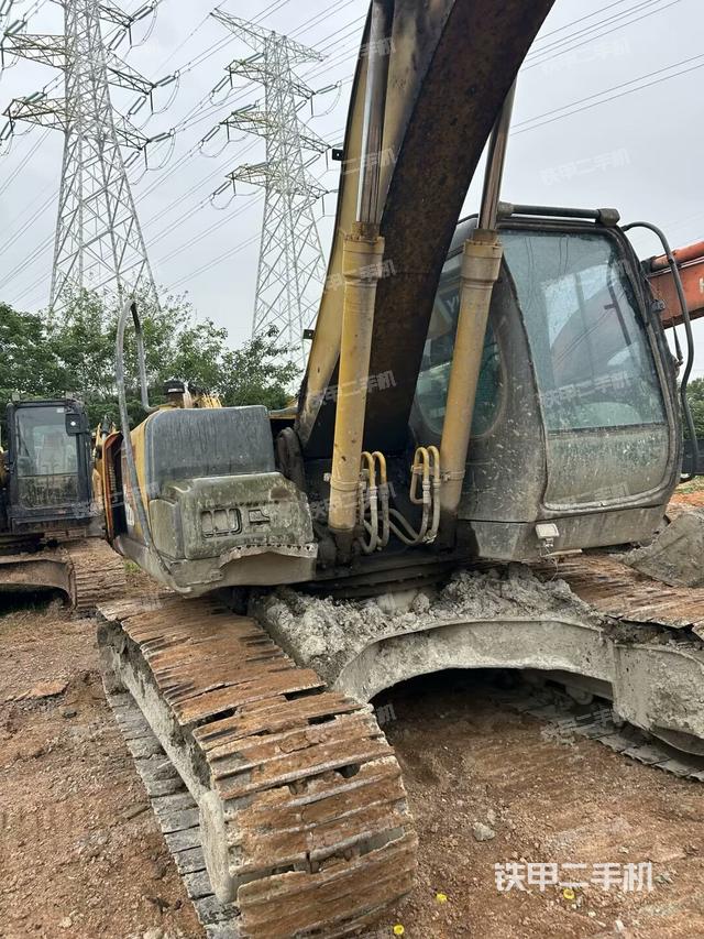 大臂油缸整体 竖拍(工作和回转装置) 大臂油缸整体 竖拍(工作和回转装置)