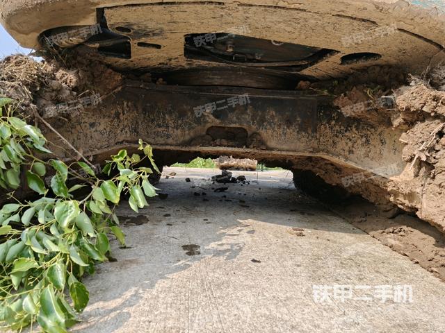 轉(zhuǎn)盤和下車架正前(工作和回轉(zhuǎn)裝置) 轉(zhuǎn)盤和下車架正前(工作和回轉(zhuǎn)裝置)