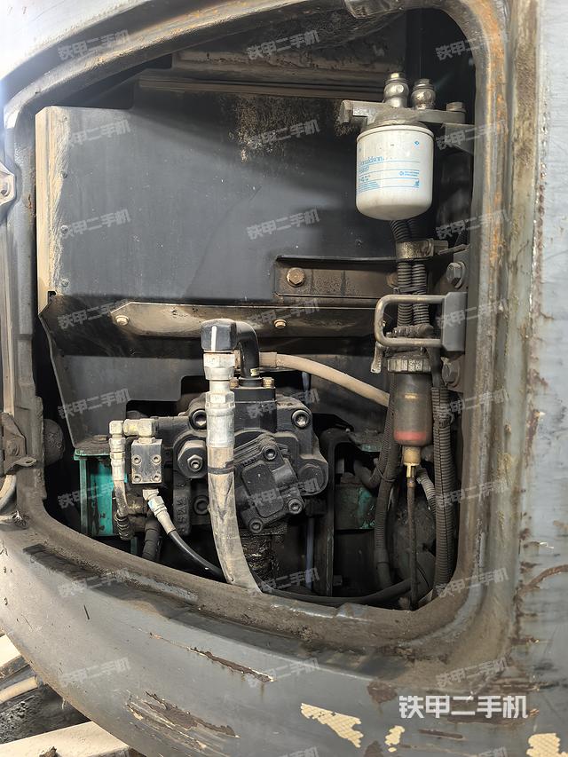 液壓泵艙室正面整體(整機(jī)外觀) 液壓泵艙室正面整體(整機(jī)外觀)