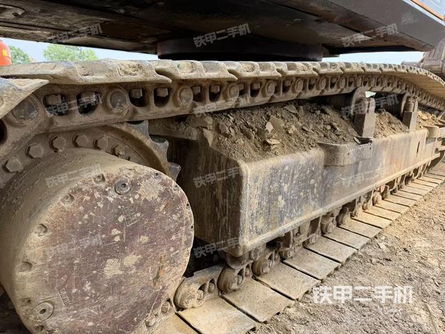 單側(cè)履帶整體(整機(jī)外觀) 單側(cè)履帶整體(整機(jī)外觀)
