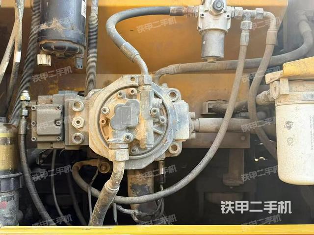 液压泵舱室正面整体（整机外观）